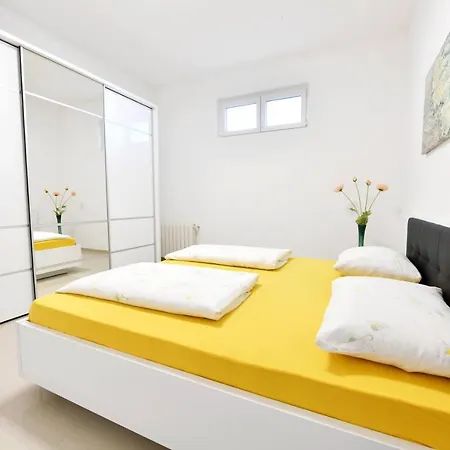 Mary 3 Konukevi Malinska