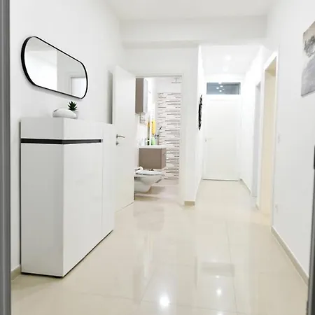 Mary 3 Konukevi Malinska